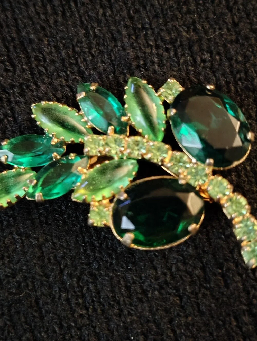 Vtg. Emerald Green/ Peridot Leaf Rhinestone Brooch by D&E Juliana Collection
